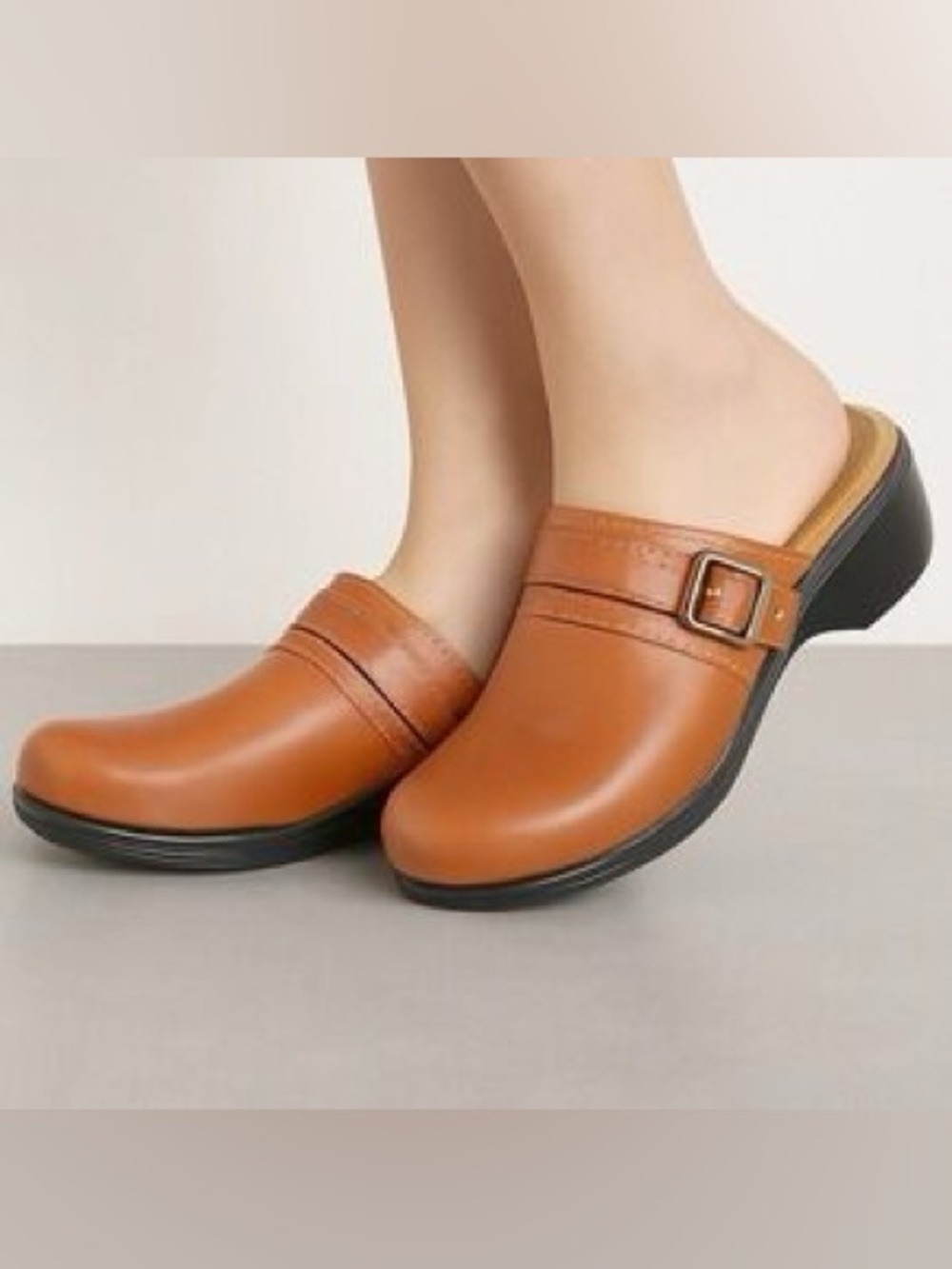 Women’s VIONIC Bayside brown leather slip on clogs- Size 7